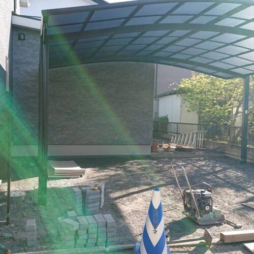 カーポート、宅配ボックスの施工です。