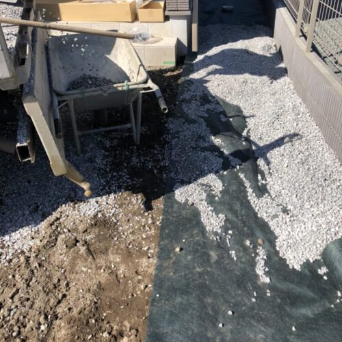 防草シート・6号砕石敷きとなります。