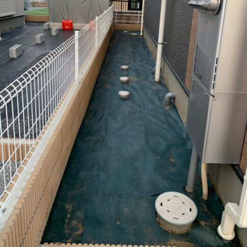 防草シート敷きです。