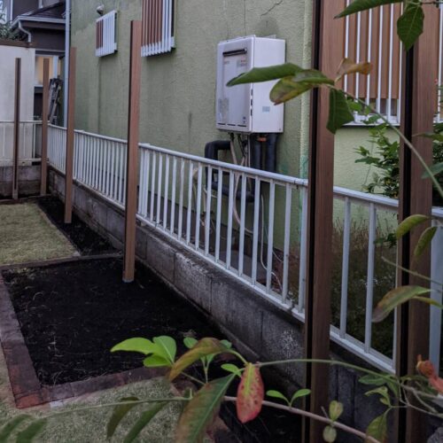 フェンス柱建てです。