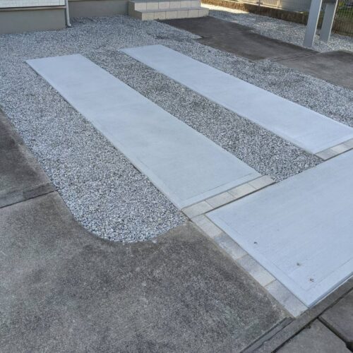 枠組みバラシと６号砕石敷きです。