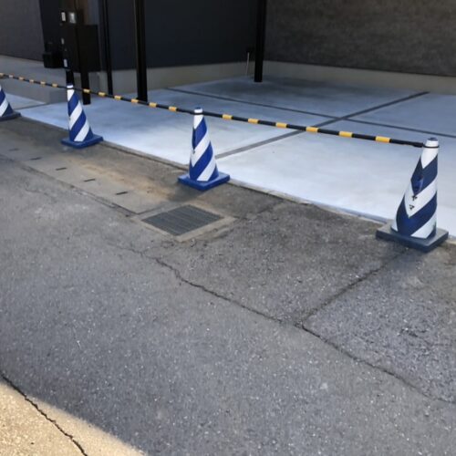 駐車場の土間コンクリートの養生です。