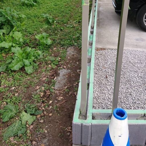 フェンス柱建てです。