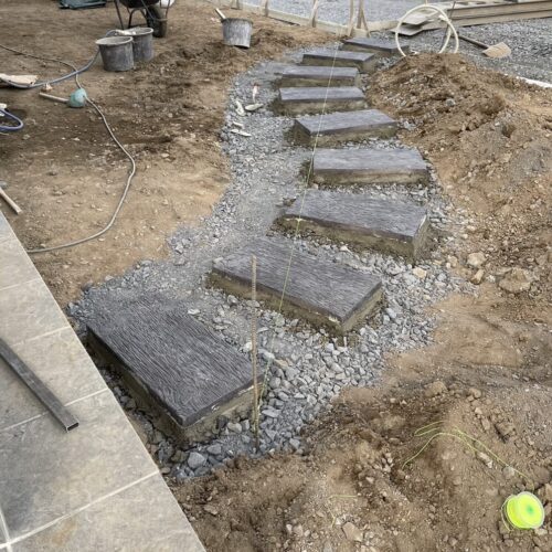 アプローチ飛石施工です。