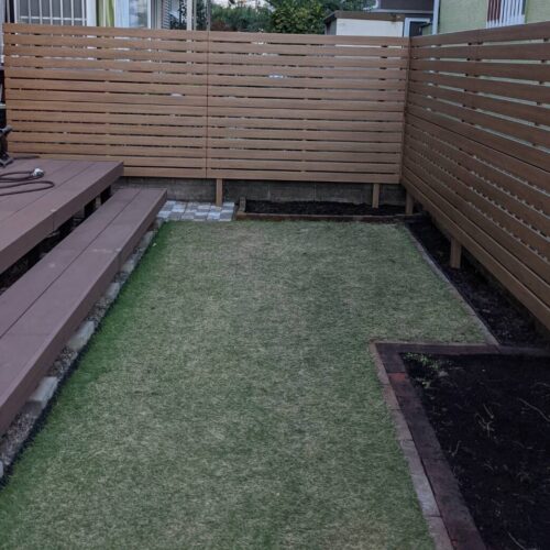 フェンス取り付け作業です。