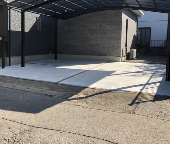 駐車場コンクリートの養生完了となります。