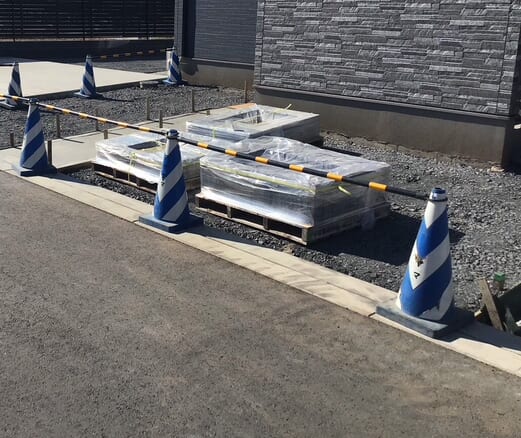 アプローチのインターロッキングの材料搬入となります。