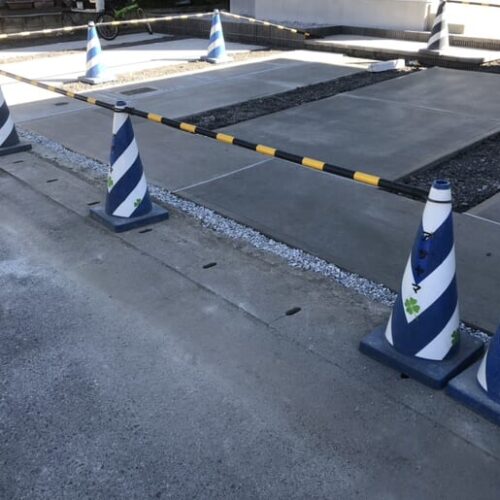 駐車場コンクリートの養生となります。