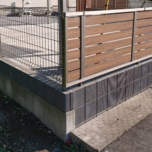 フェンスの取り付けです。 フェンスの取り付けです。