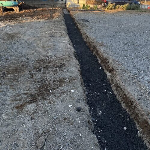 ベースコンクリート下地砕石敷きです。