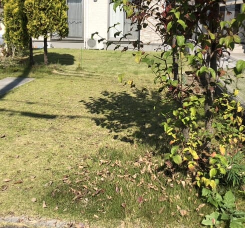 お庭の改修工事となります。本日はご近隣へのご挨拶へ廻らせて頂きました。お待たせ致しました工事着工となります。