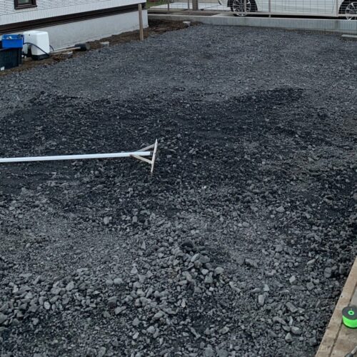 砕石搬入、敷きならしです。 砕石搬入、敷きならしです。