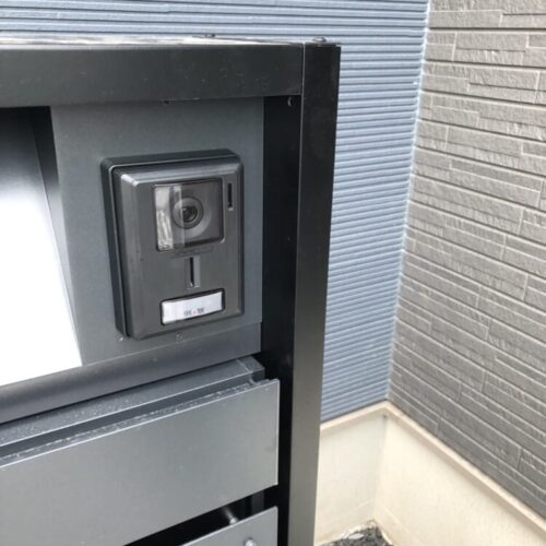 インターホンの取付けとなります。