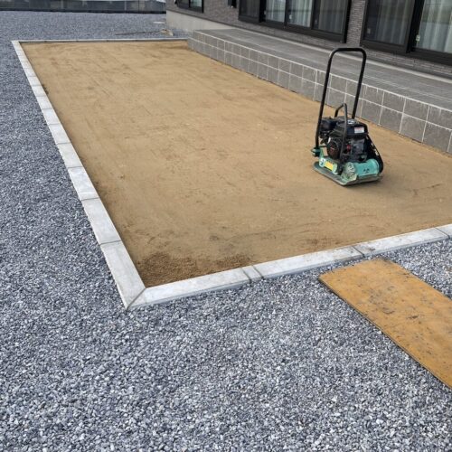 山砂敷き均しです。