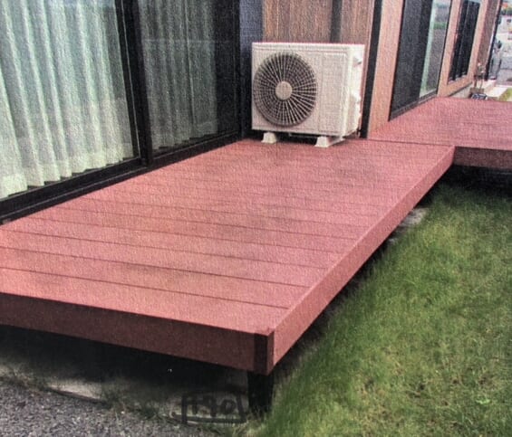 本日より工事着工となります。まずは既存のウッドデッキ解体の為のエアコン室外機の取り外し作業となります。