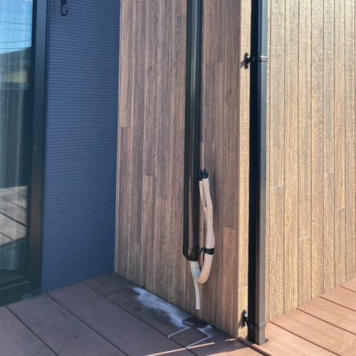 エアコン室外機の取り外し作業中です。