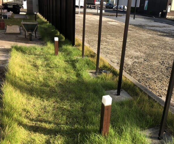 お庭側の芝の撤去作業の為に既存のフェンスを外し、作業場所を確保しての掘削作業準備となります。