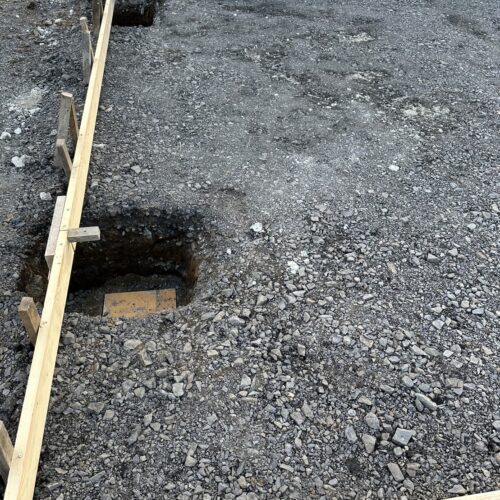 カーポート柱部分掘削になります。