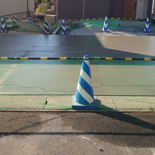 コンクリート養生、ネコよけマットです。