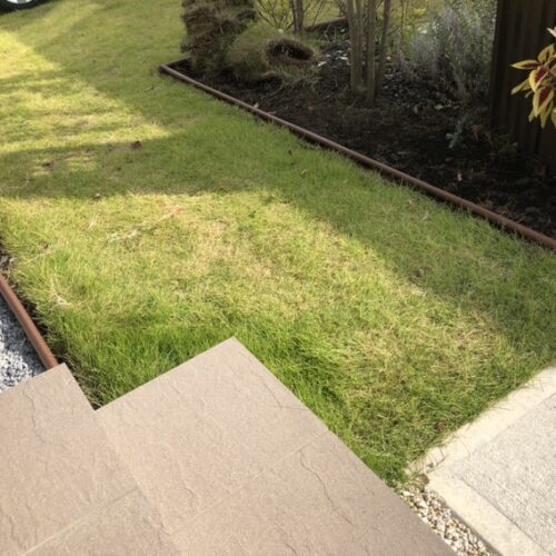 お庭の見切りにエッジキング、今回は茶色にての設置となります。