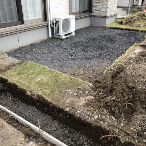 掘削及び砕石入れ作業となります。