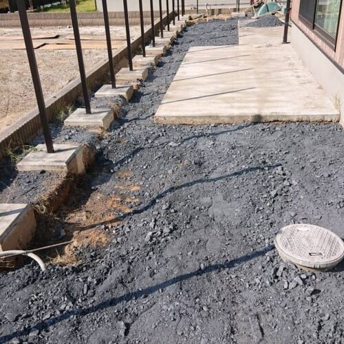 お庭の砕石入れです。