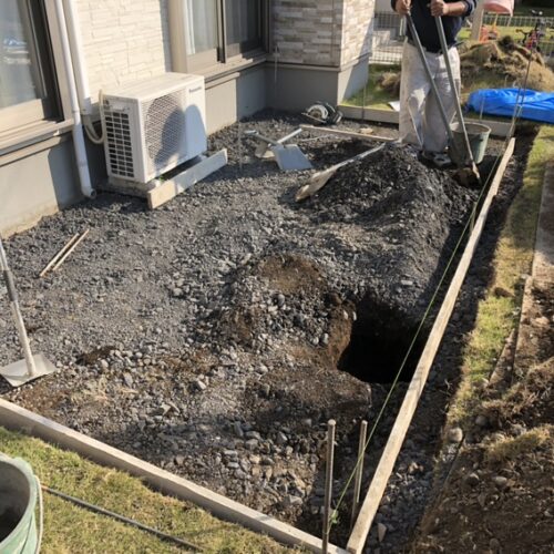 テラス設置の為の柱部分の掘削作業となります。