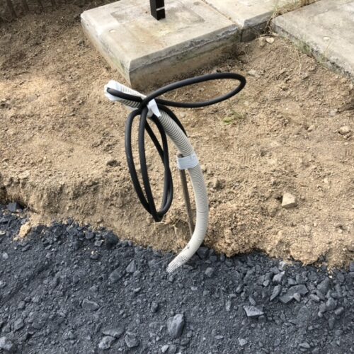 照明設置の為の配管埋設の際に電源ケーブルを入れて埋設しております。