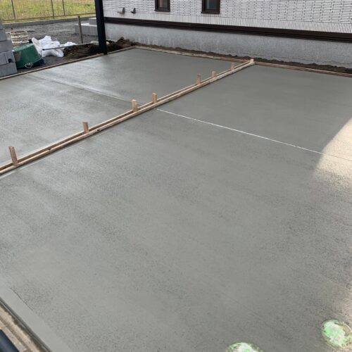 駐車場土間コンクリート打設です。