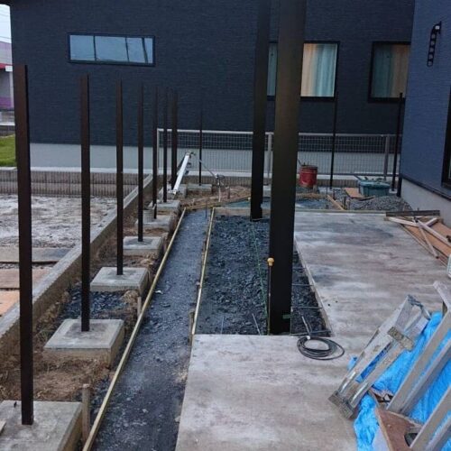 テラスの柱建てです。