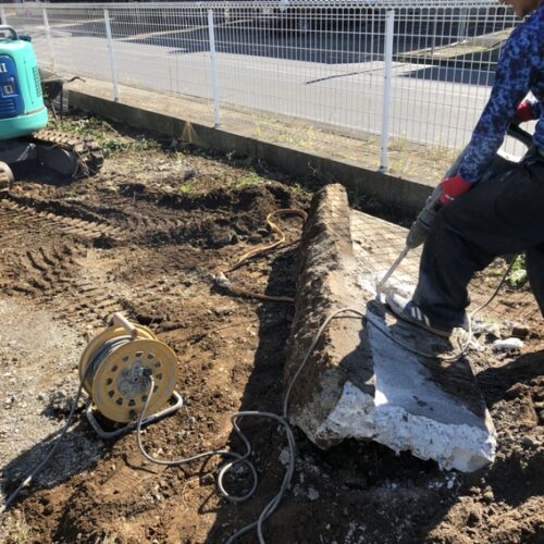 既存の基礎の解体撤去作業となります。