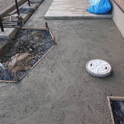 天然石下地及びデッキ下コンクリートの打設です。