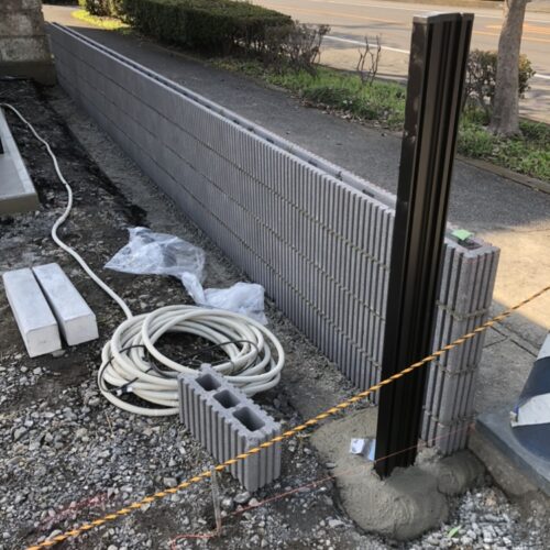 入り口部分のゲート柱の設置となります。