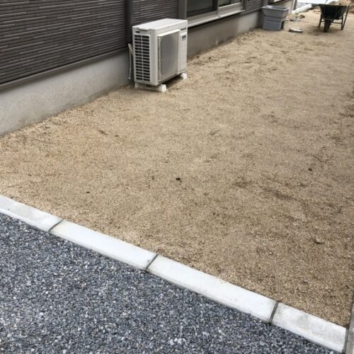 お庭の山砂整地下地作業の準備となります。