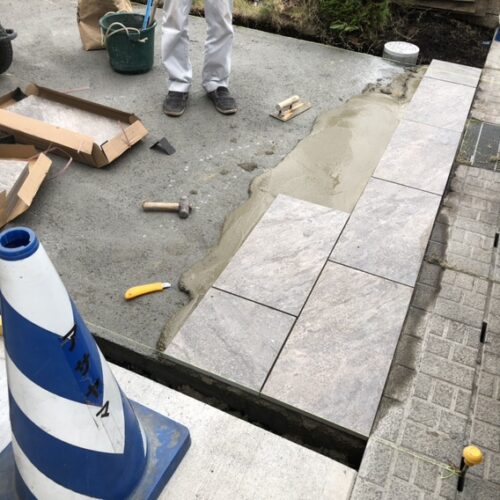 アプローチ部分のタイル張り作業となります。
