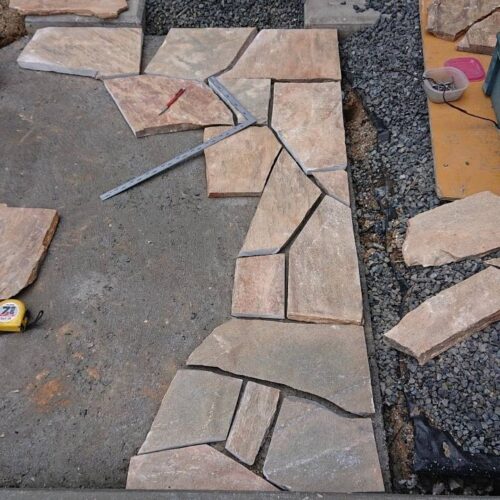 天然石の施工中です。 天然石の施工中です。