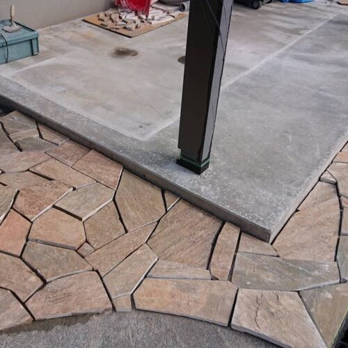 天然石の施工中です。