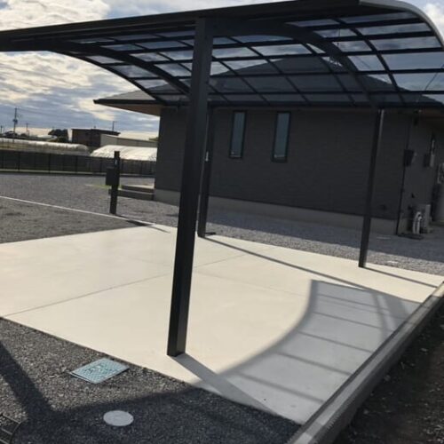 駐車場の土間コンクリートの養生が完了となりました。お車を入れて頂いて大丈夫です。駐車場をご使用ください。