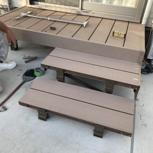 テラスのウッドデッキ組み作業となります。