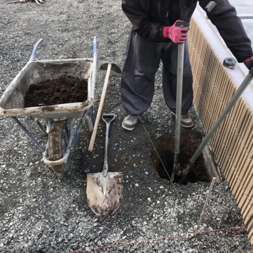 カーポート柱部分の掘削作業となります。
