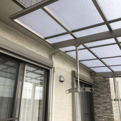 テラスへの物干し竿受けの取り付けとなります。