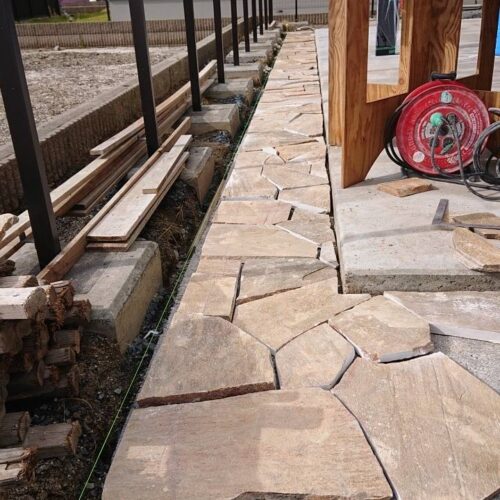 天然石の施工中です。