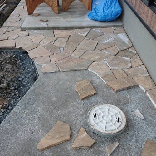 天然石の施工中です。