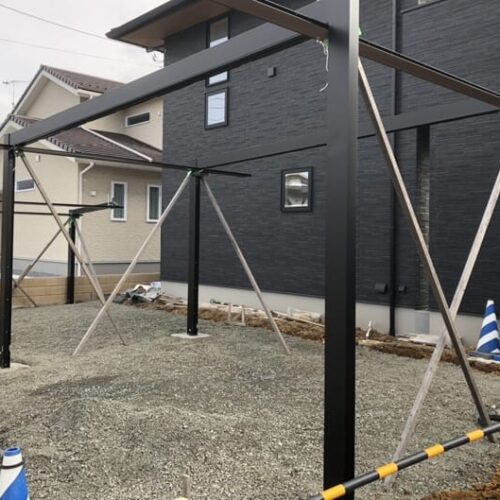テラス及びカーポートの設置作業となります。