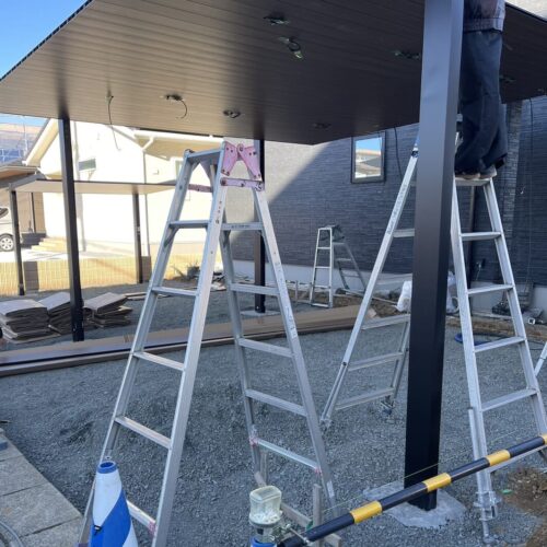 テラス及びカーポートの屋根施工です。