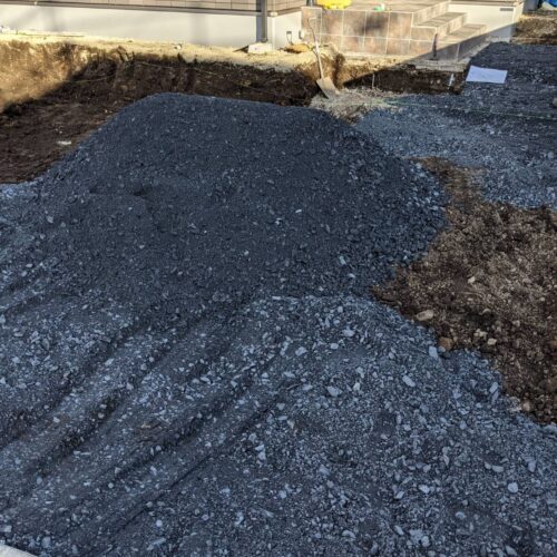 駐車場砕石入れです。