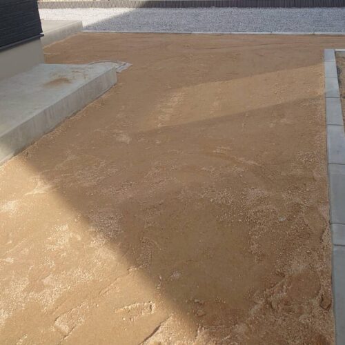 お庭への山砂入れ作業となります。