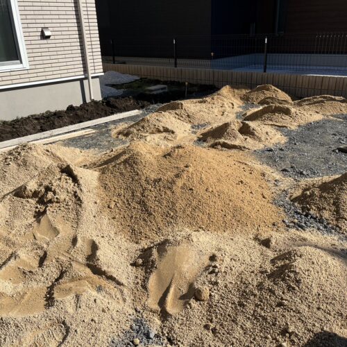 山砂入れ作業です。