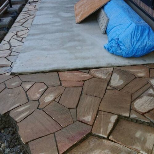 天然石の乱貼り作業です。