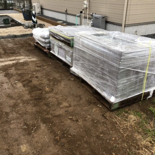 お庭への平板の材料搬入となります。